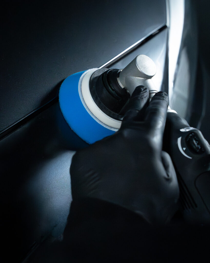 Auto wordt gepolijst met PAICAR polijstmiddel tijdens lakcorrectie, ideaal voor het verwijderen van krassen en het herstellen van diepe glans bij autolak detailing.