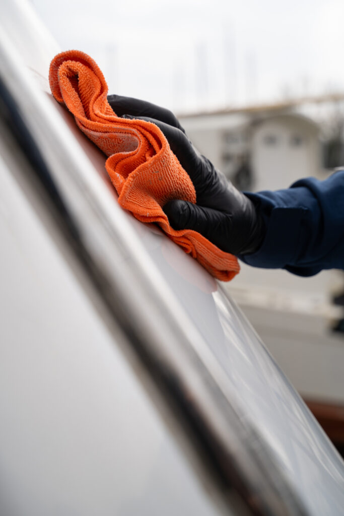 Een microvezeldoek wordt gebruikt om een oppervlak grondig schoon te maken, waarbij vuil en vlekken effectief worden verwijderd – professionele reiniging door A-M-Clean
